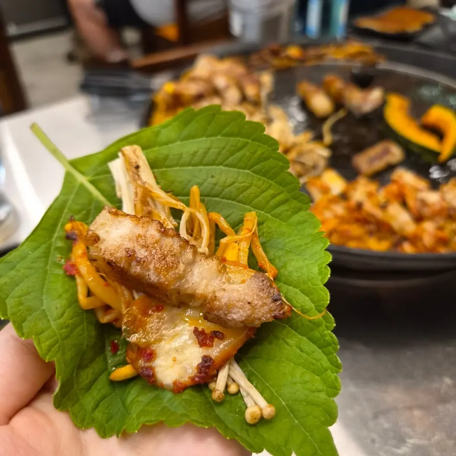 작은 생맥주와 구운 고기