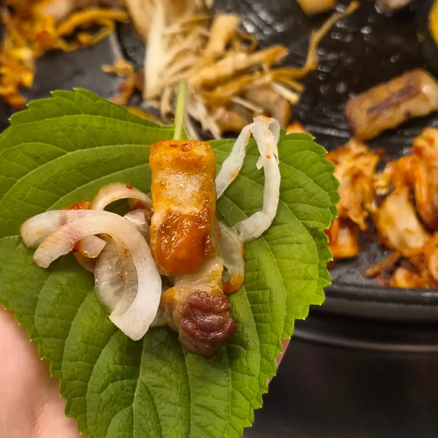 반찬을 곁들인 삼겹살 한입