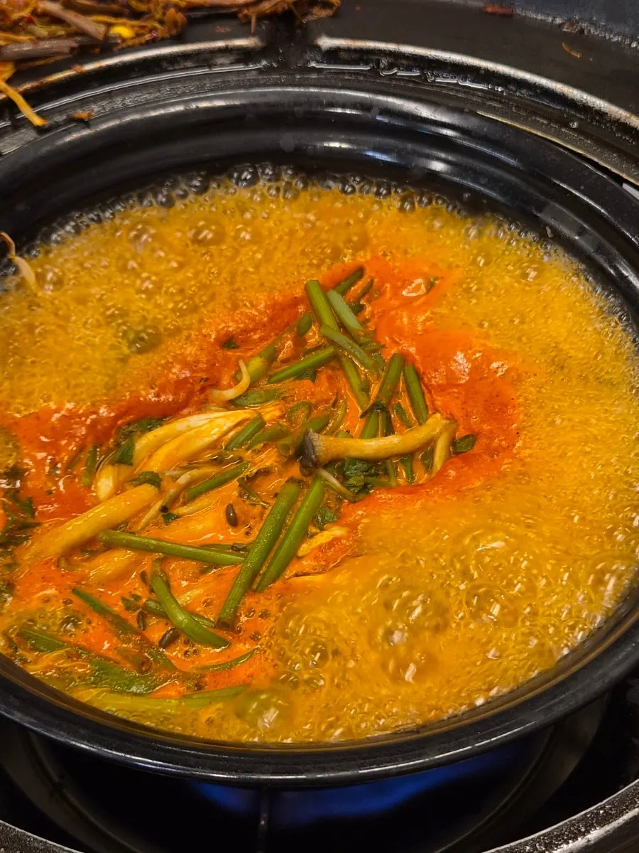불판 가운데 끓이는 칼국수