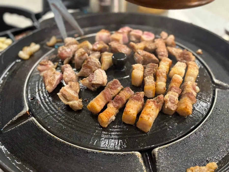 前後に返しながら焼かれる釜蓋サムギョプサル