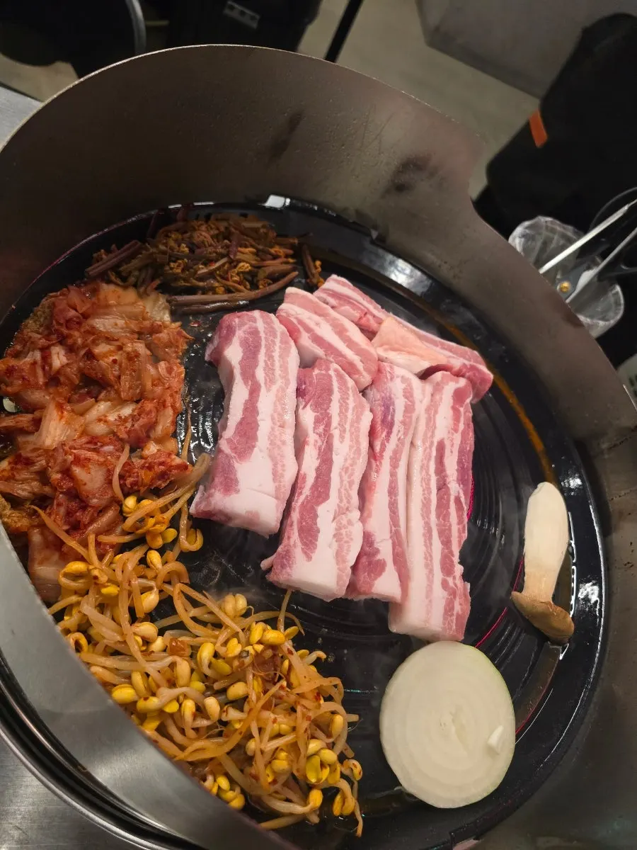 삼겹살과 양파 버섯 구성