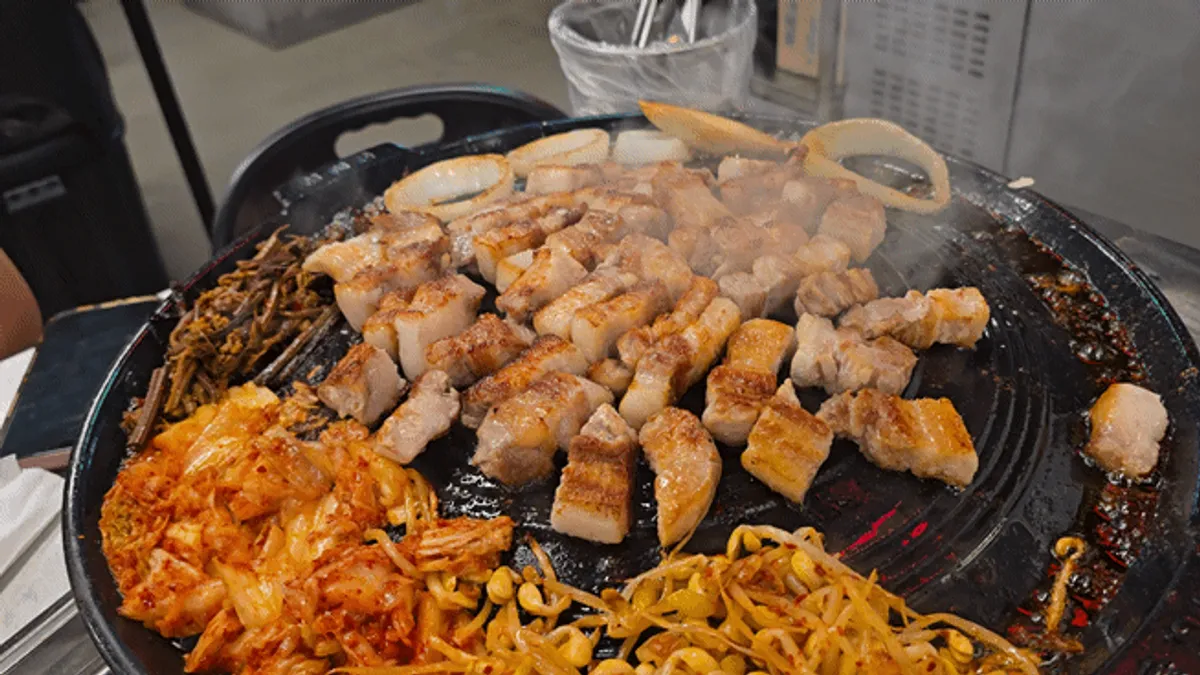 먹기 좋게 자른 솥뚜껑 삼겹살