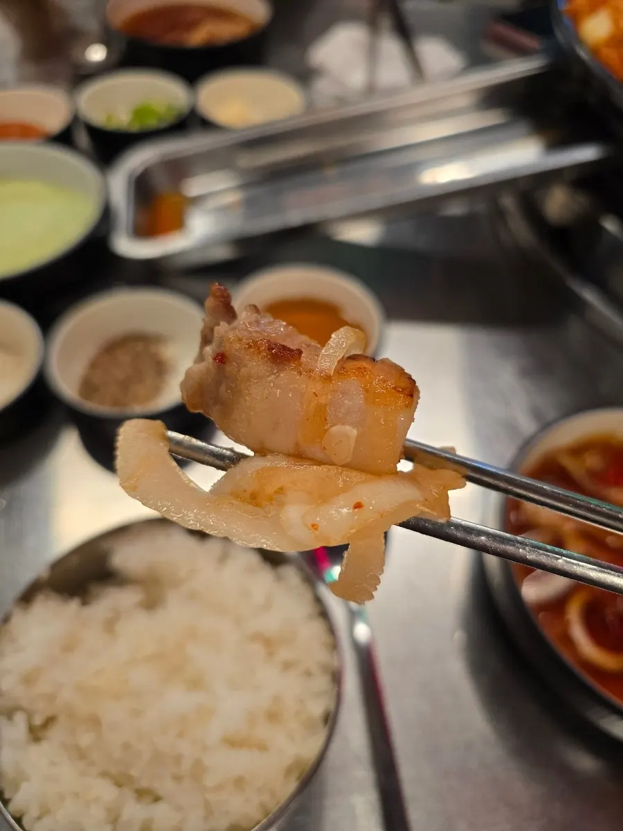 김치와 콩나물을 곁들인 삼겹살