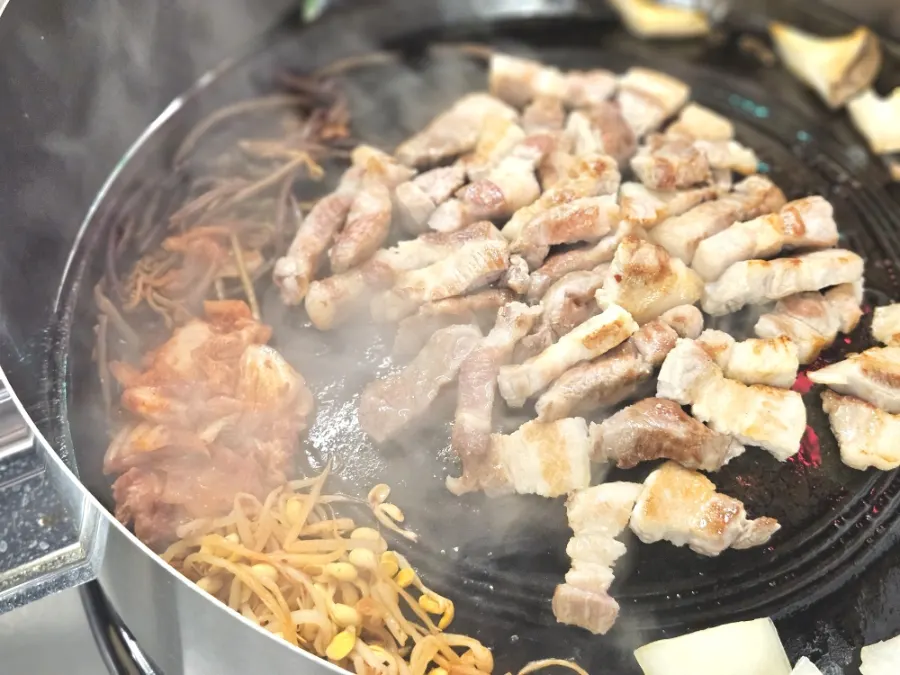 Sotttukkeong meat served with minari