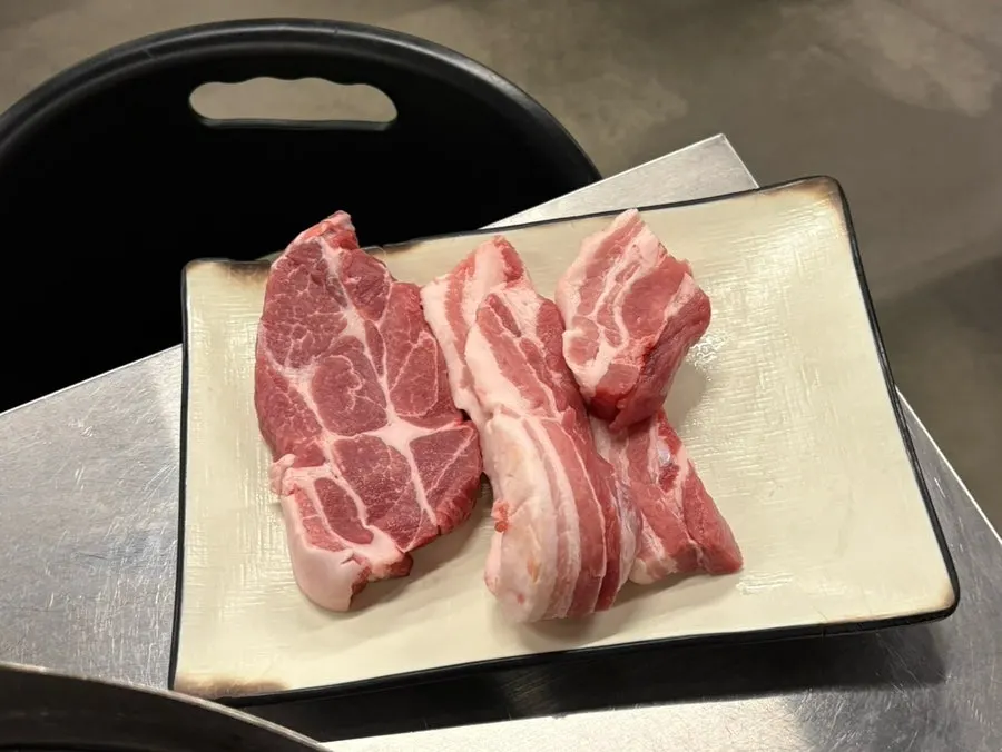 Basic side dishes served with the sotttukkeong samgyeopsal set