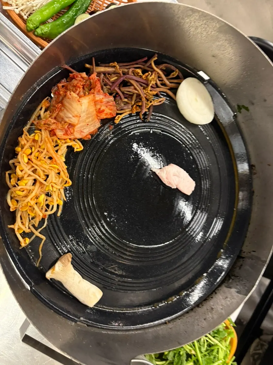 Side dishes and ssamjang brought from the self-serve bar