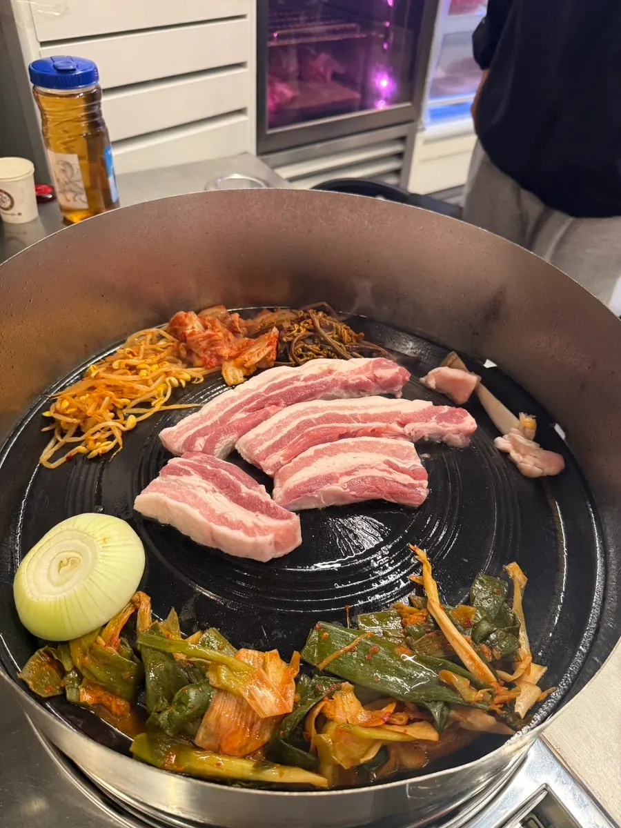 지글지글 익는 솥뚜껑삼겹살