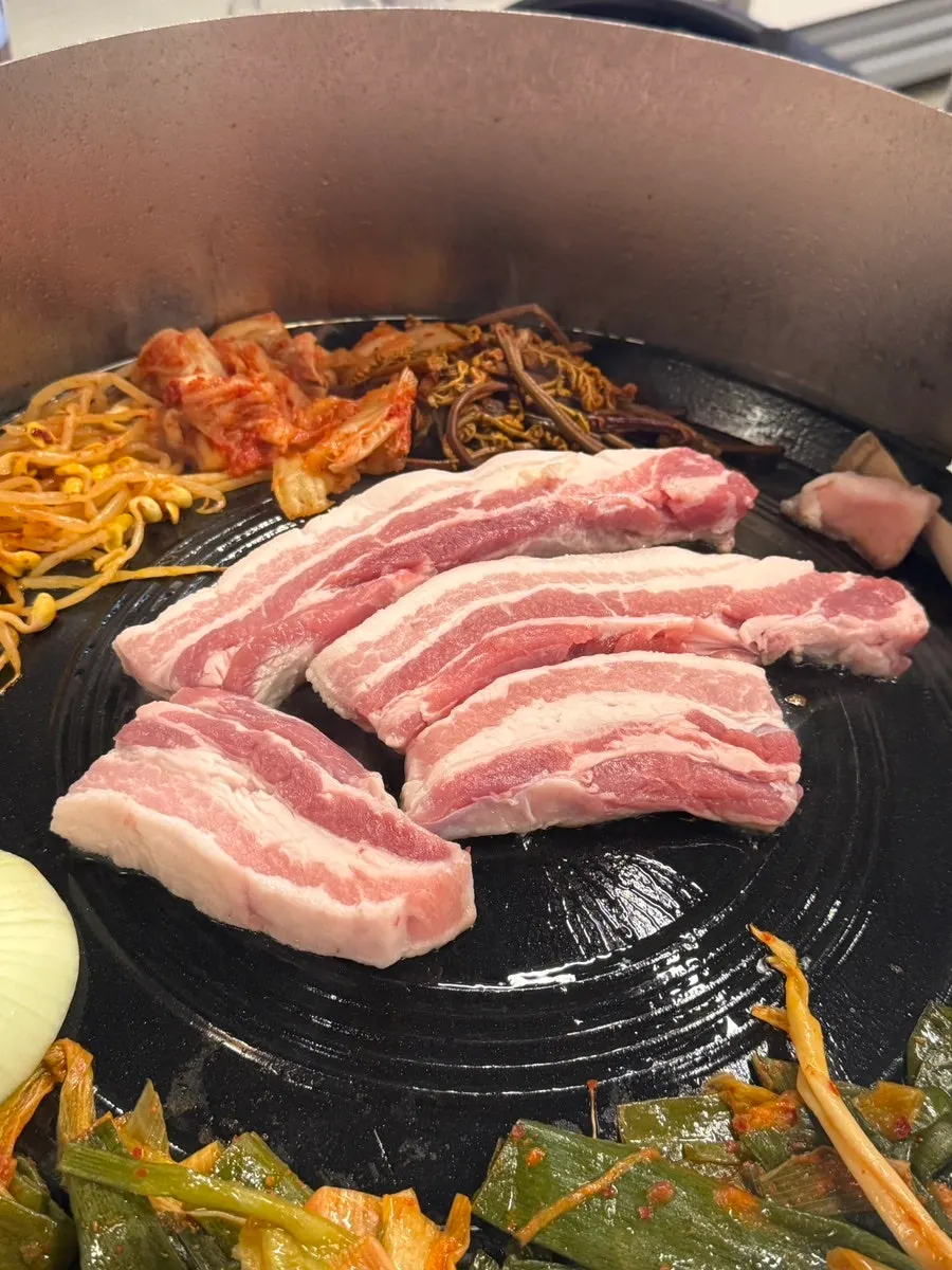 노릇하게 구워지는 한돈 생삼겹살