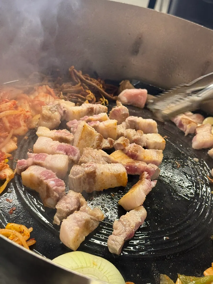 삼겹살과 함께 구워진 미나리