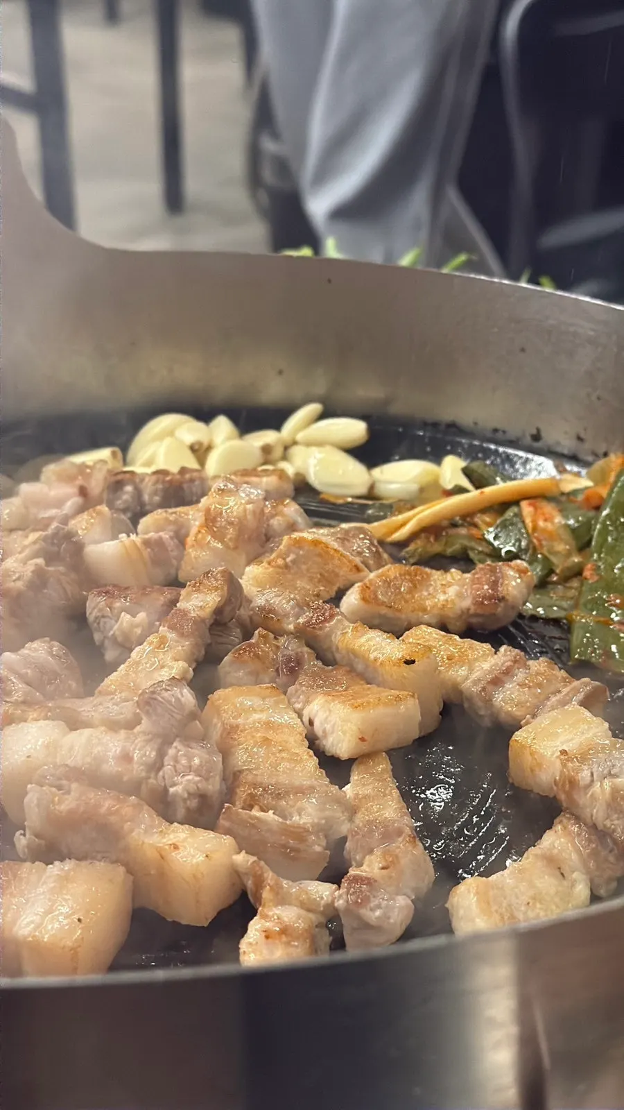 먹기 좋게 잘린 두툼한 삼겹살