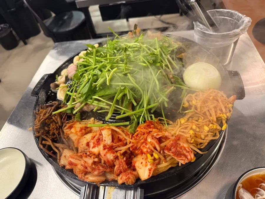 솥뚜껑에 볶아주는 마무리 볶음밥