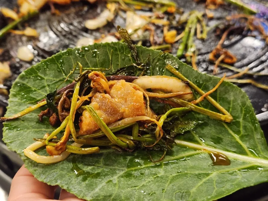Final wrap with kale, meat, and cold noodles