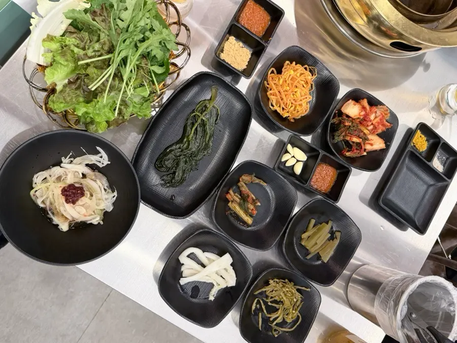 명이나물과 김치류가 담긴 쌈채소 접시