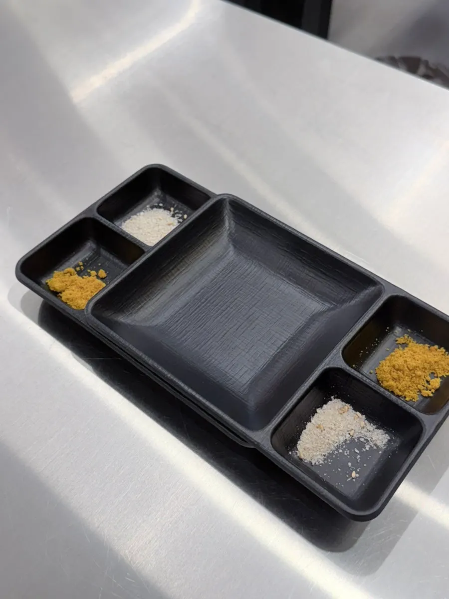 기본 반찬과 쌈채소가 놓인 테이블