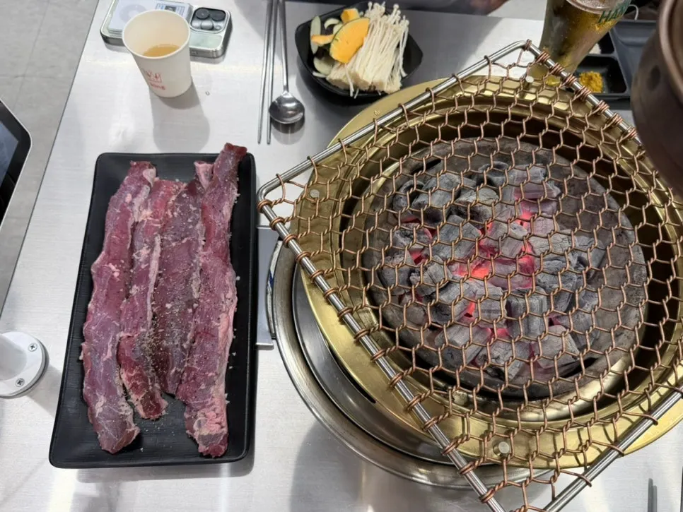 숯불에 올린 두툼한 갈매기살