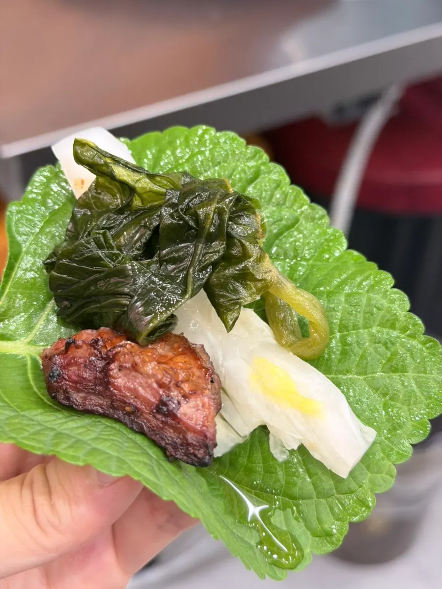 명이나물에 갈매기살 올린 쌈