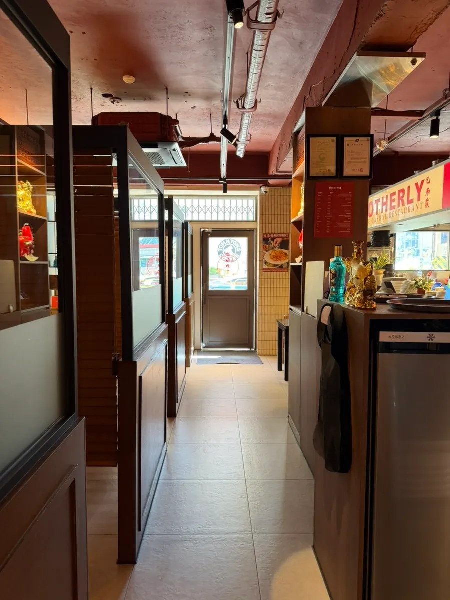 Hyeongjeae Guui open kitchen and lighting
