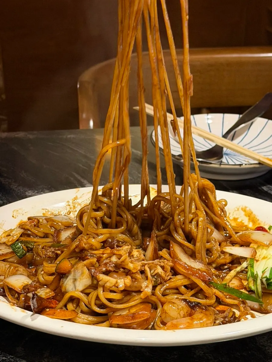 A tray of jjajang sauce with seafood