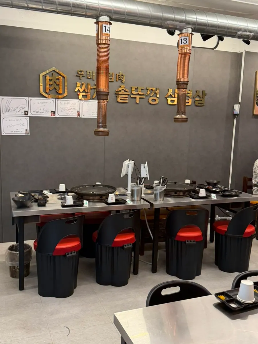 テーブルごとに釜蓋が乗った店内