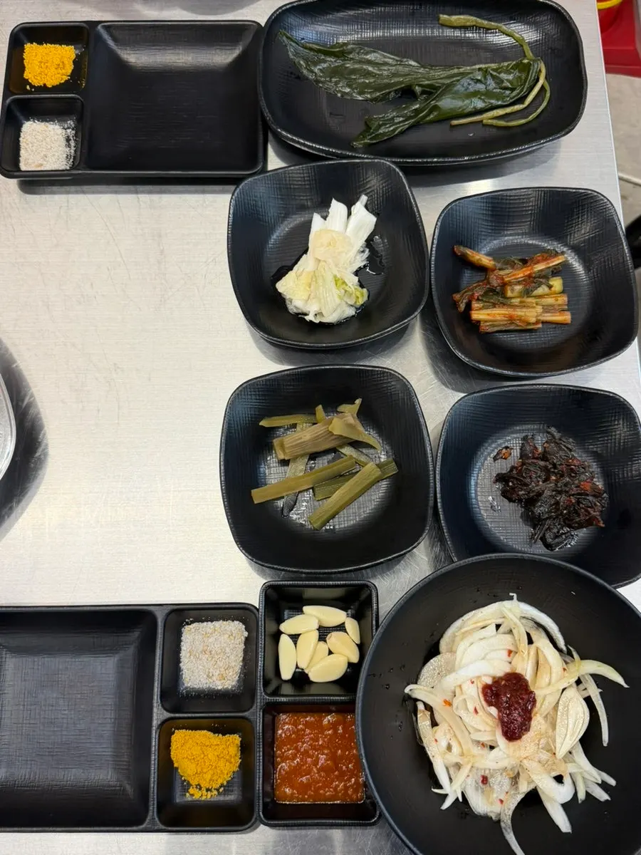 クンチェ、玉ねぎ、白キムチなど多彩な副菜の食卓
