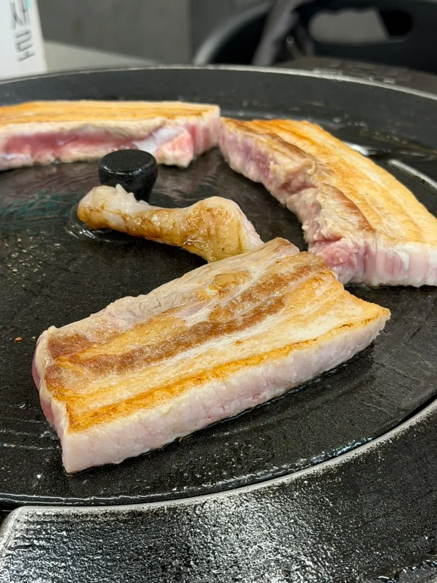 釜蓋に乗ったサムギョプサルとモクサル