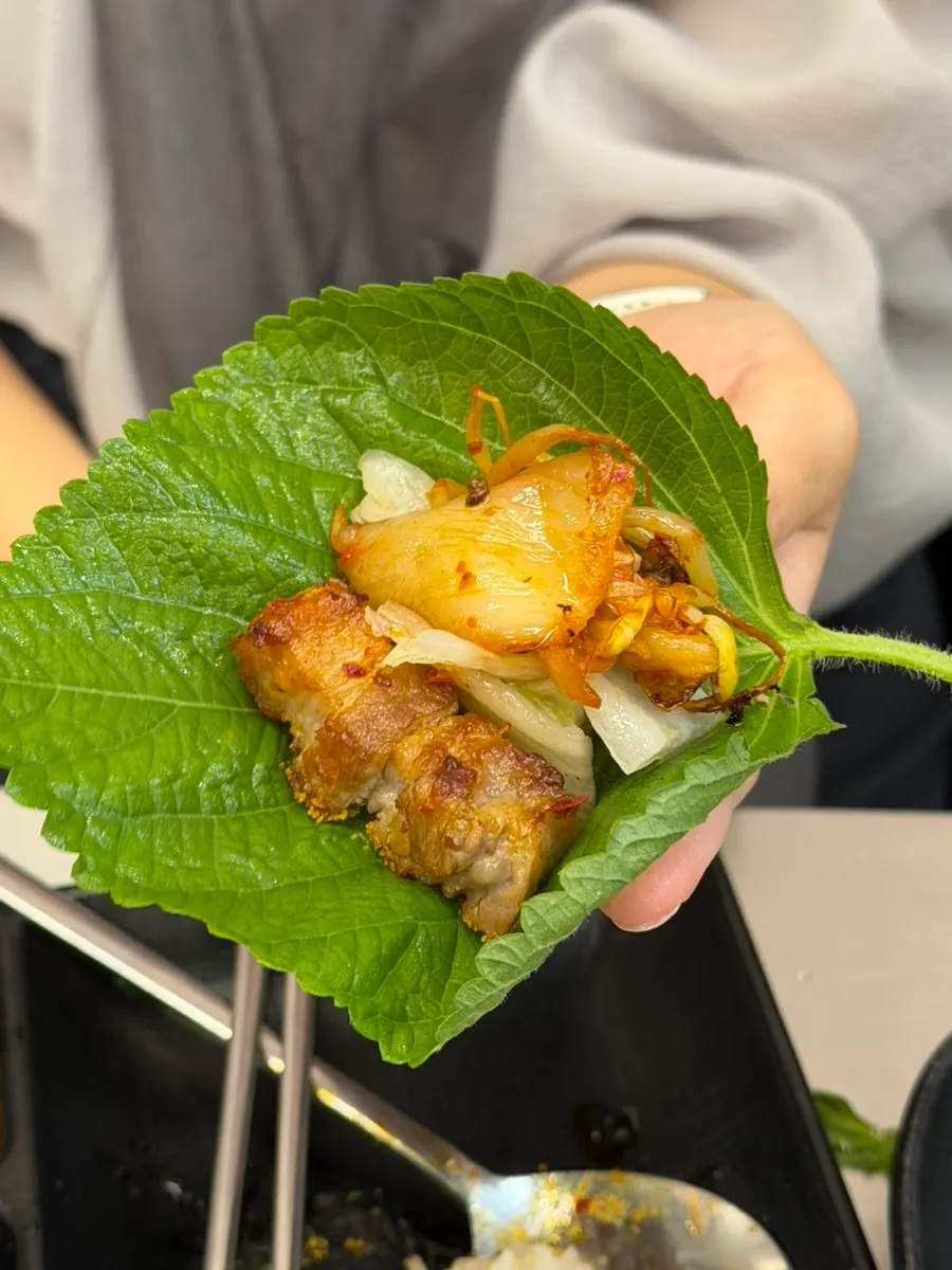 釜蓋の端に油が流れる焼き上がりの様子