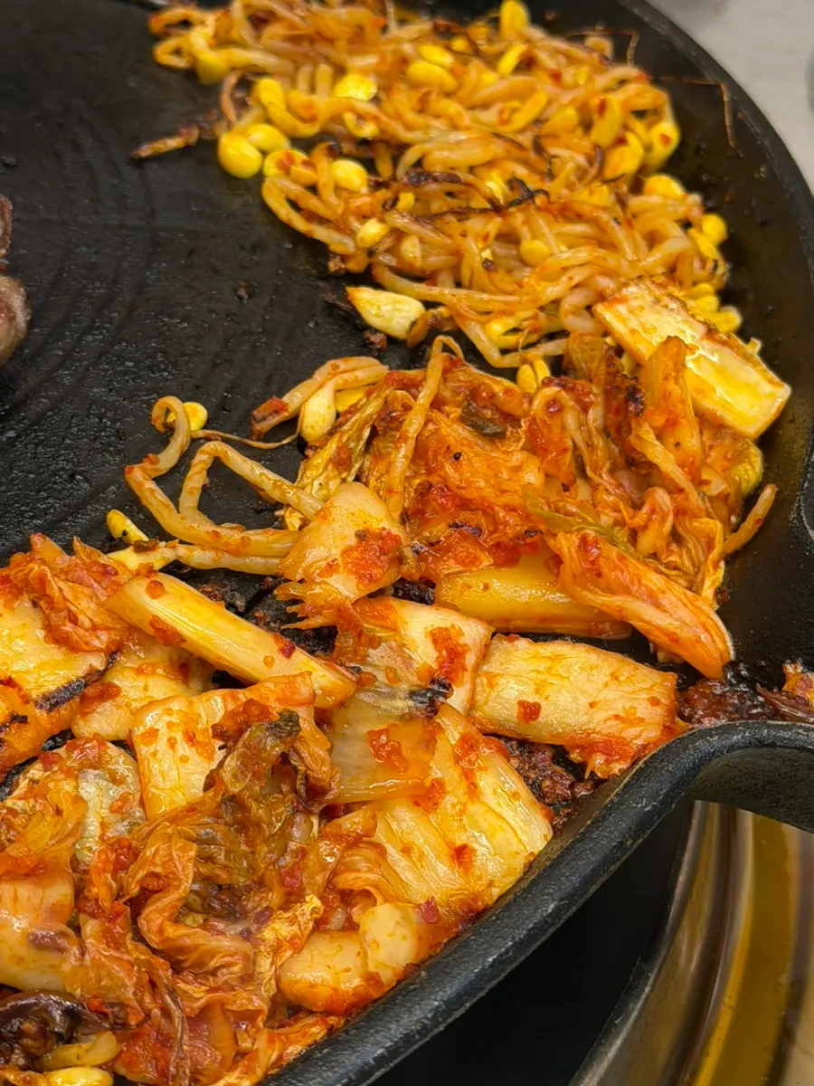 一枚ずつ手入れされた包み野菜の皿