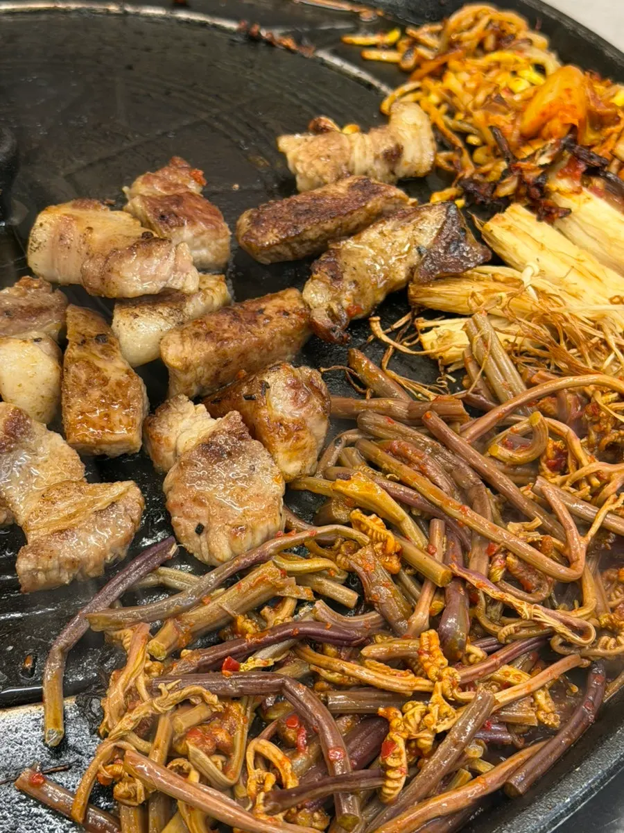 包み野菜に包んで食べる釜蓋サムギョプサル