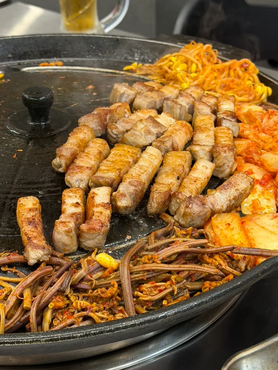 ワラビと豆もやしを添えた包み一口