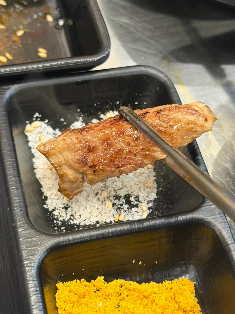 釜蓋でそのまま炒めた炒飯