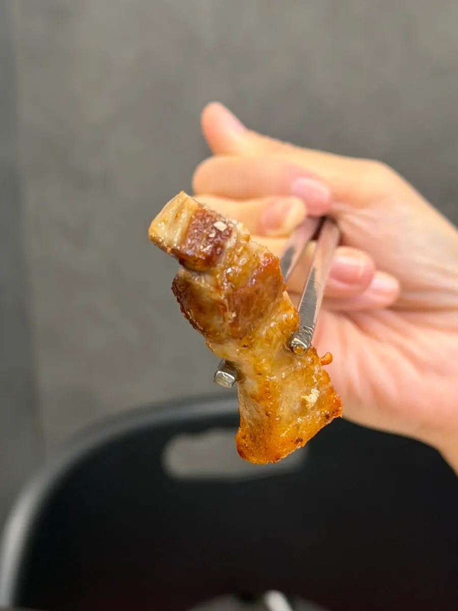 こびりついた部分まで削って食べる炒飯