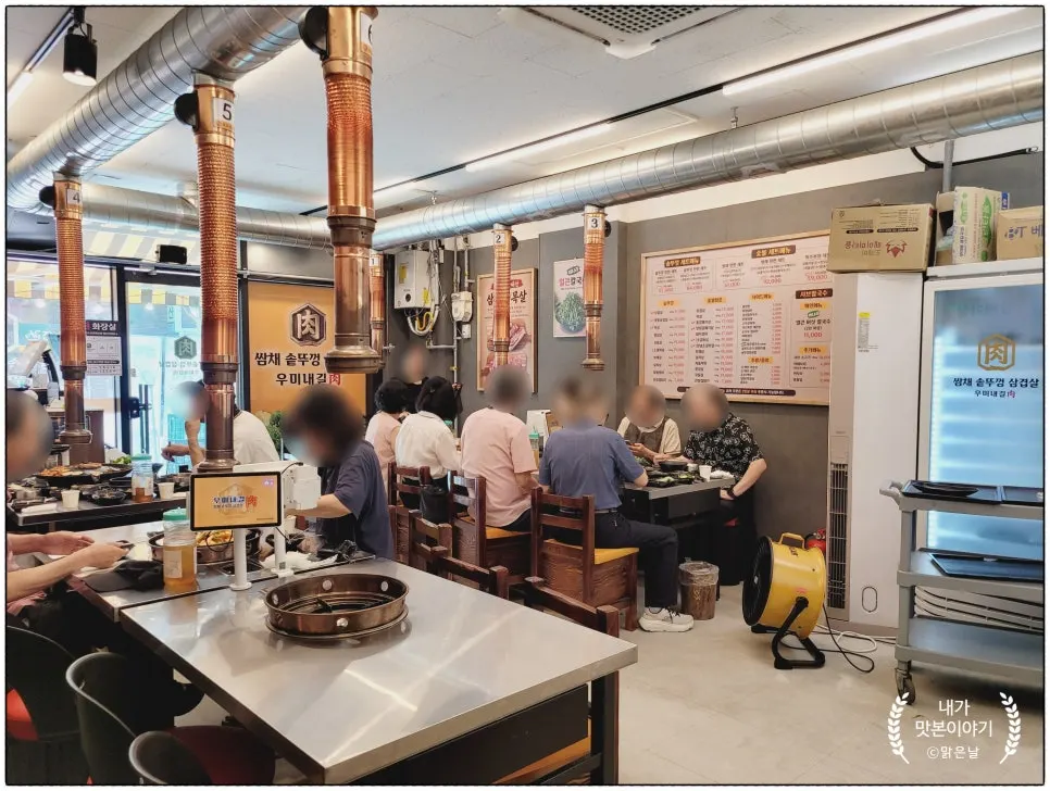 Interior of the restaurant with two halls separated by a wall