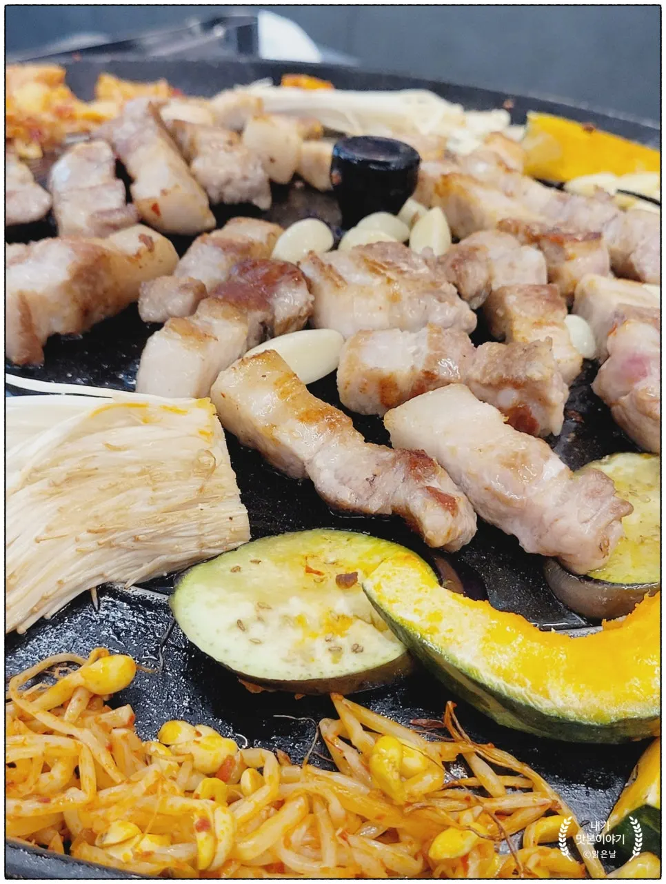 Golden, well-grilled iron-lid pork belly with grilled vegetables