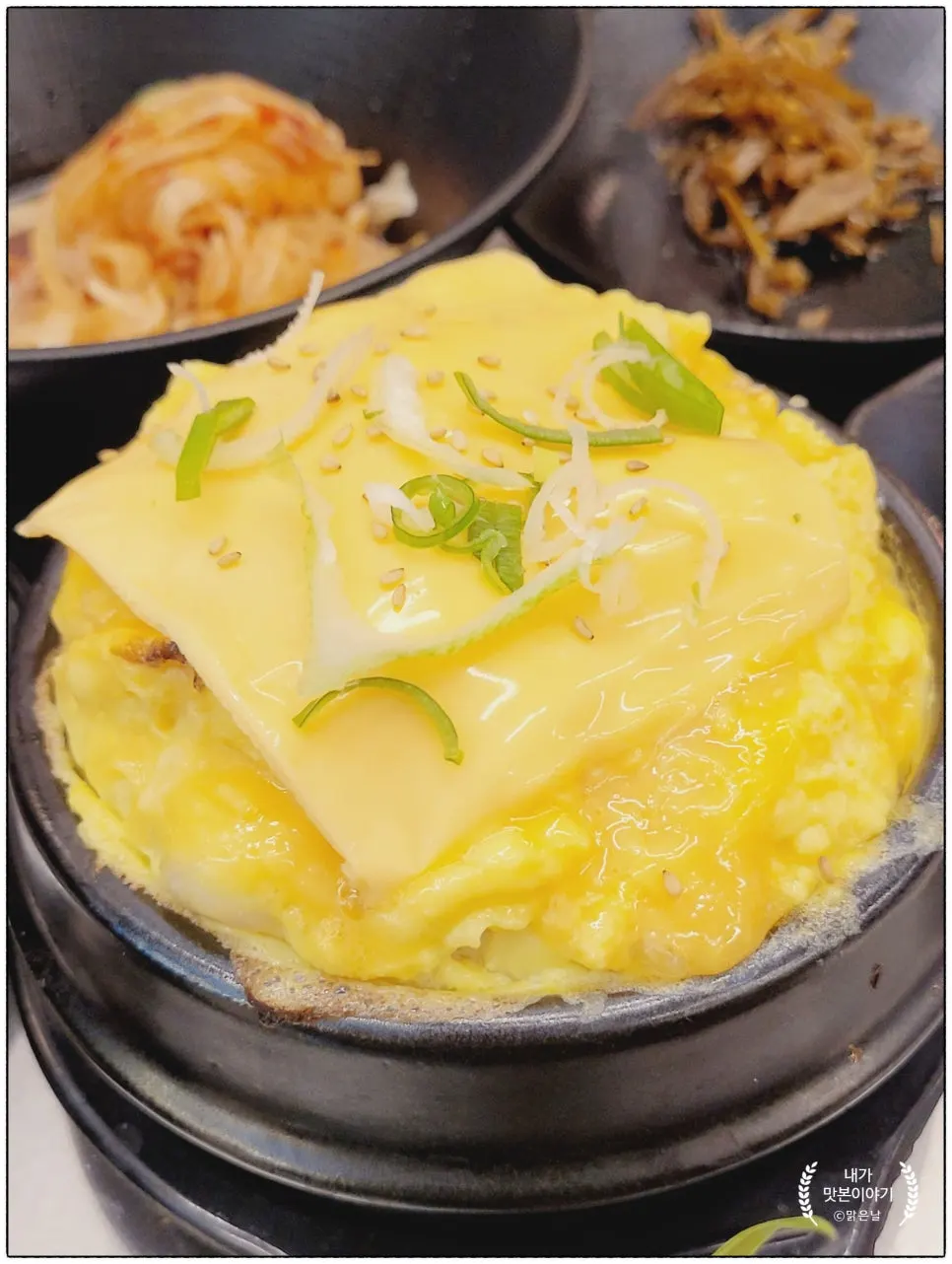 Cheese-topped cheese-bomb steamed egg