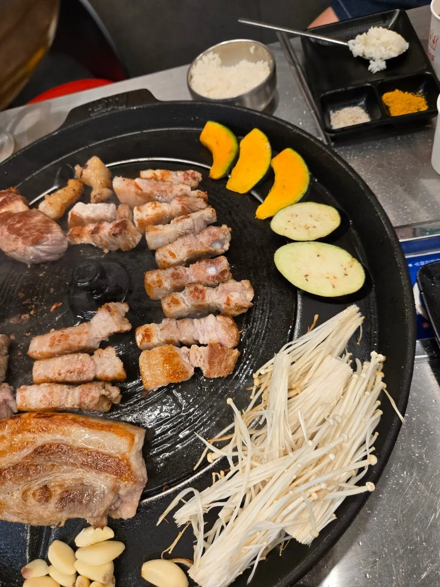 솥뚜껑 기름에 익는 김치와 콩나물, 고사리