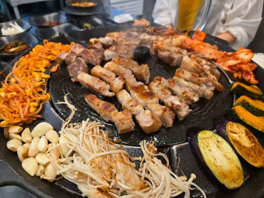 항정살과 여러 부위가 함께 구워진 솥뚜껑