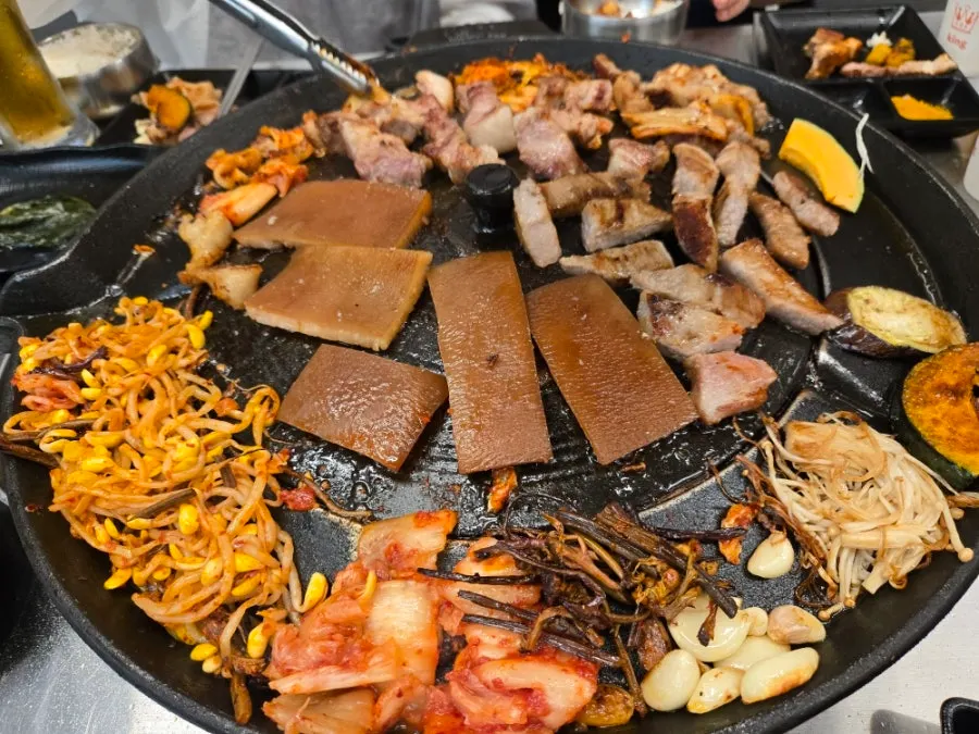 추가 주문한 삼겹살과 목살 구이