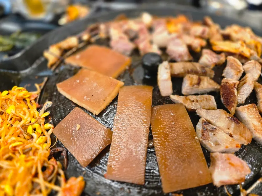 고기와 반찬을 함께 담은 상차림