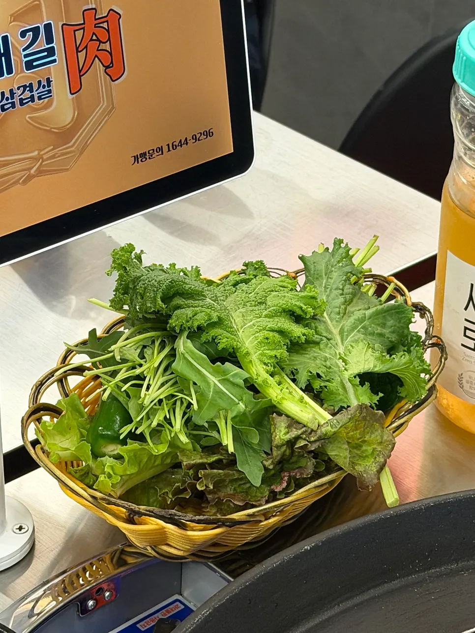 접시에 담아온 쌈채소와 장아찌