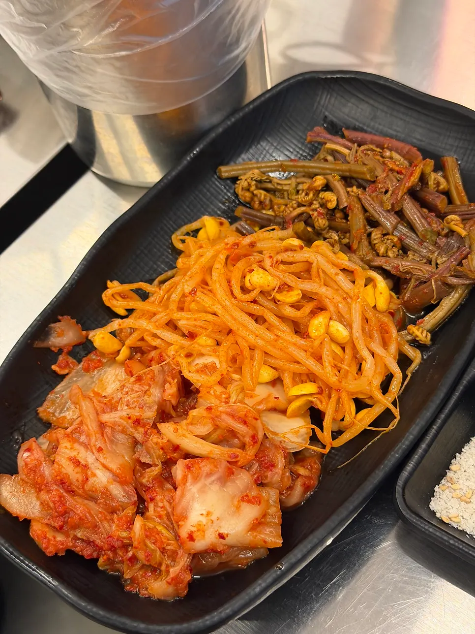 궁채와 명이나물 등 기본 반찬