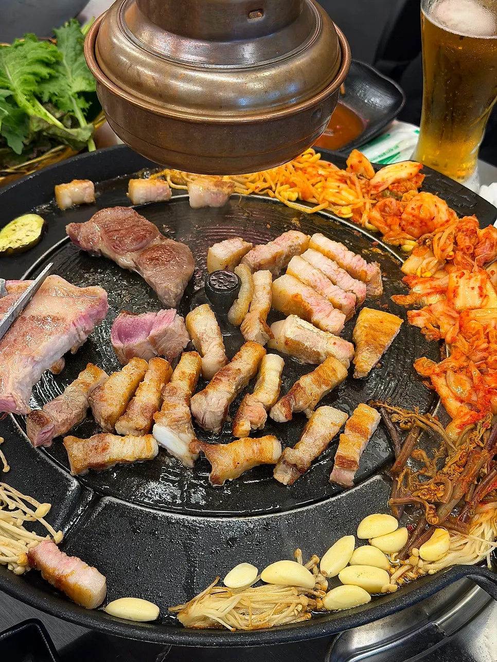 솥뚜껑에서 익어가는 삼겹살