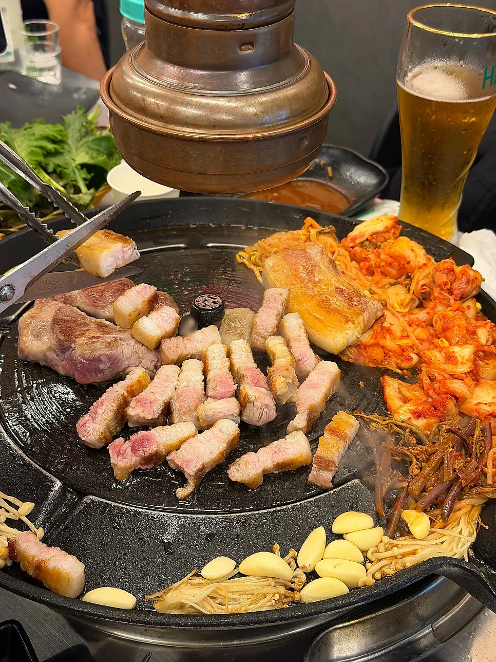김치 가득 올린 솥뚜껑 삼겹살