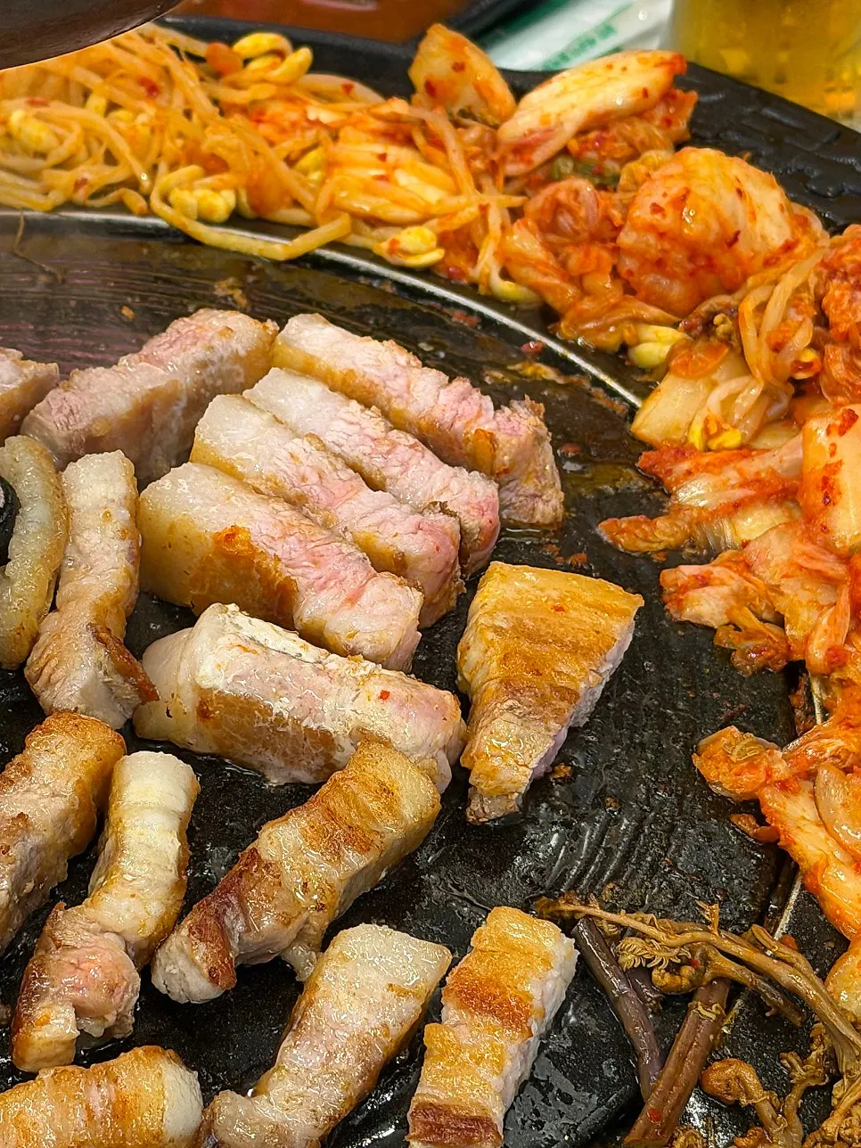 육즙 도는 솥뚜껑 삼겹살 구이