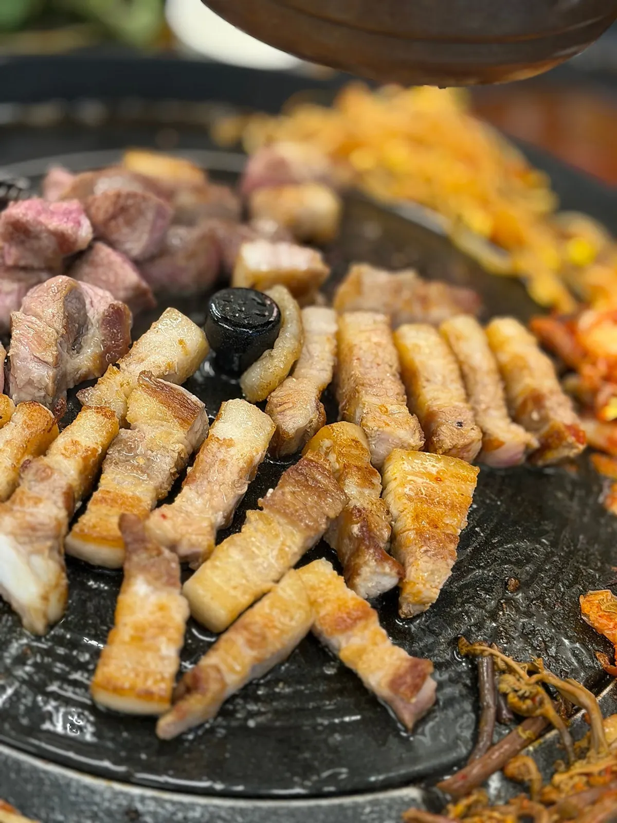 노릇하게 구워진 삼겹살 클로즈업