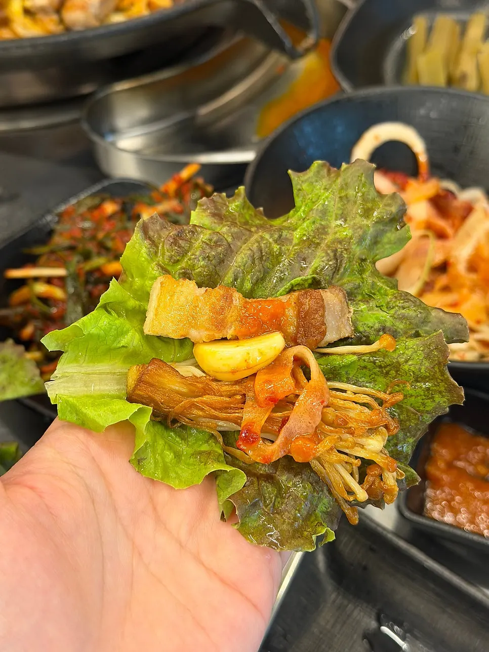 구운 삼겹살과 팽이버섯