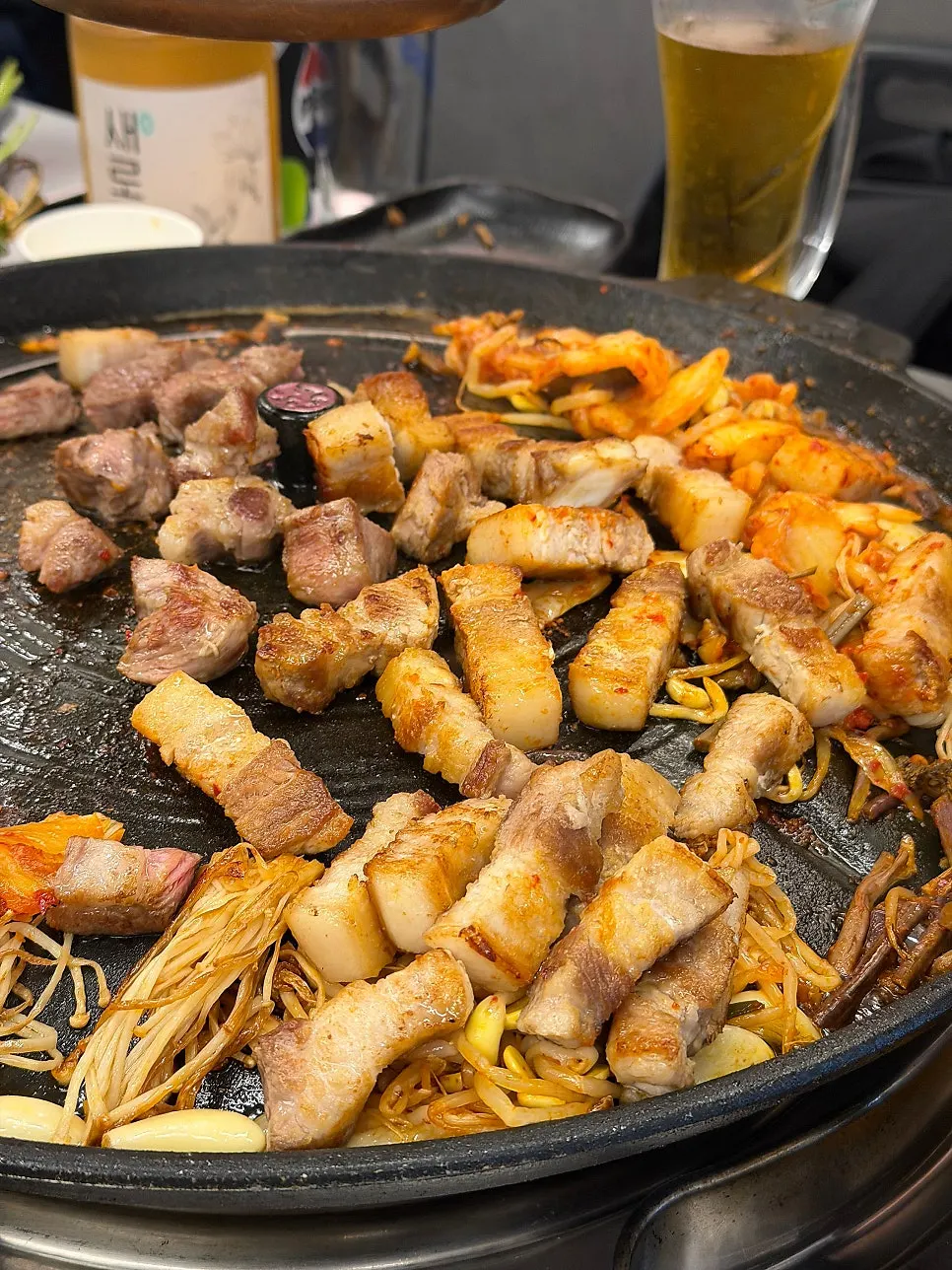 상추쌈에 올린 삼겹살과 마늘