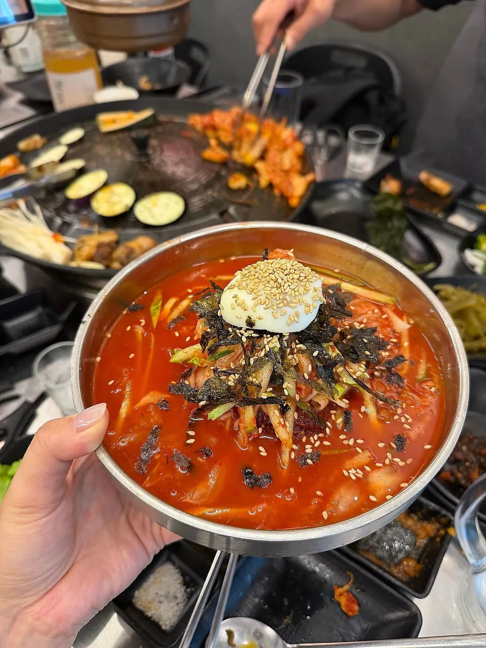 소금에 찍어 먹는 삼겹살 한 점
