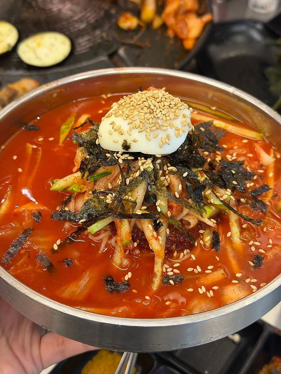 김가루와 오이 올린 김치말이국수