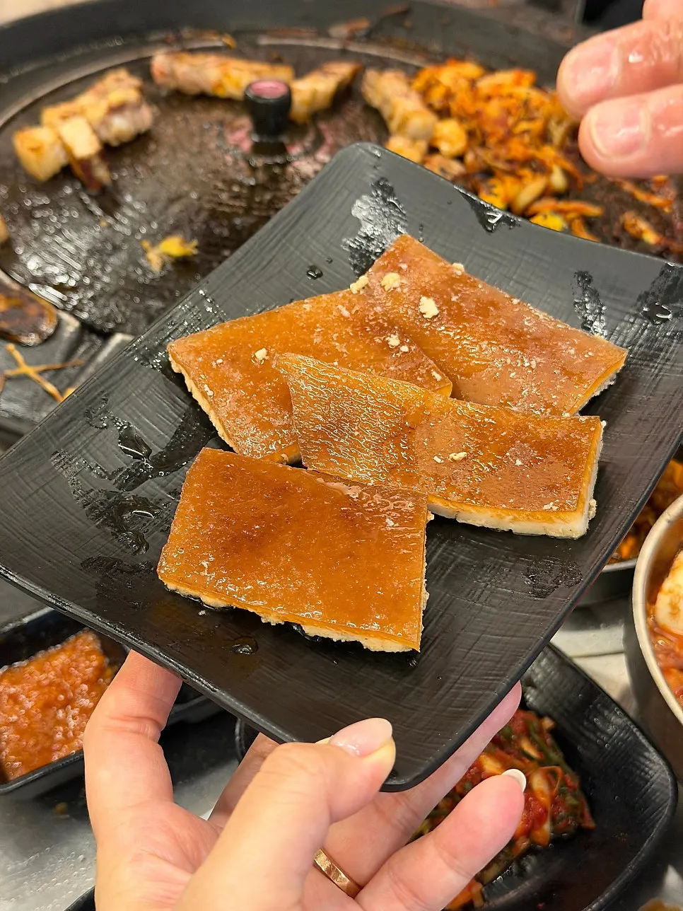 접시에 담긴 생 돼지껍데기