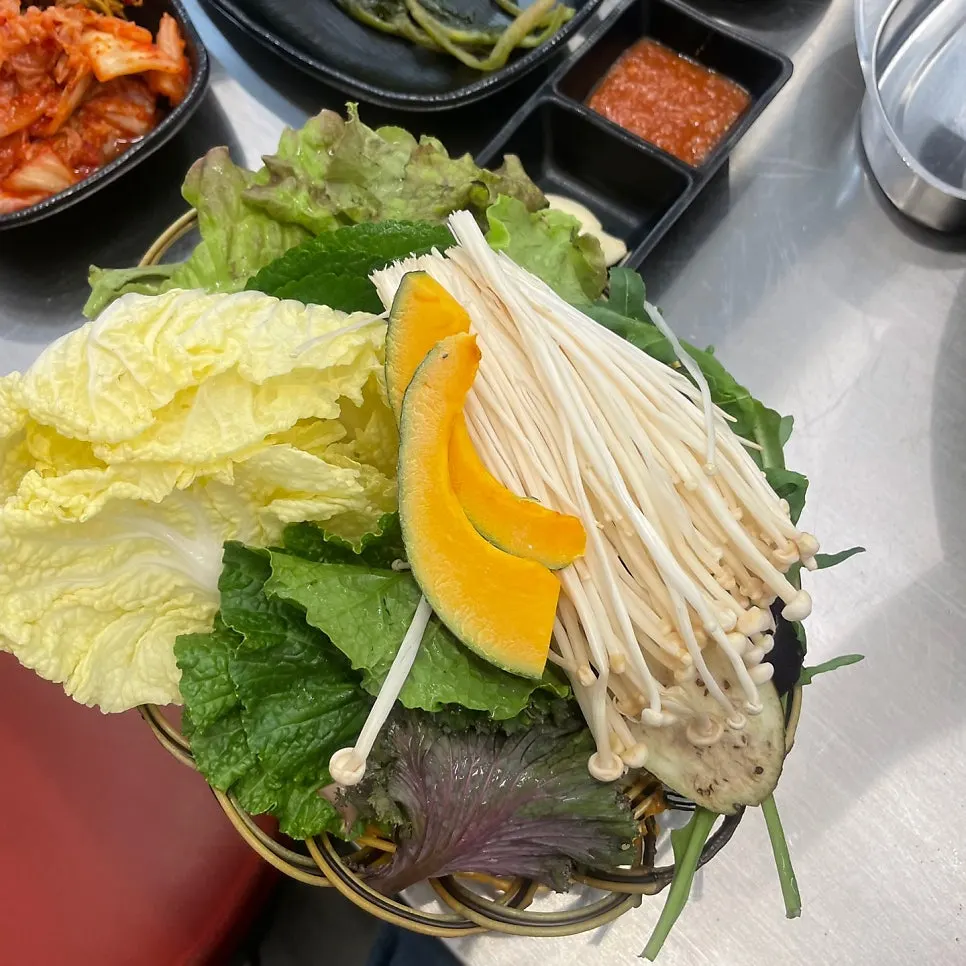 셀프존에서 담아온 쌈채소와 야채 접시